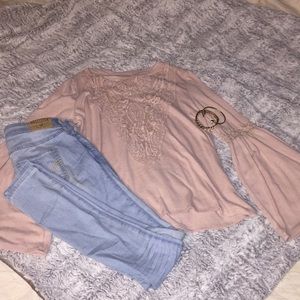 Cute light pink shirt with wide arms